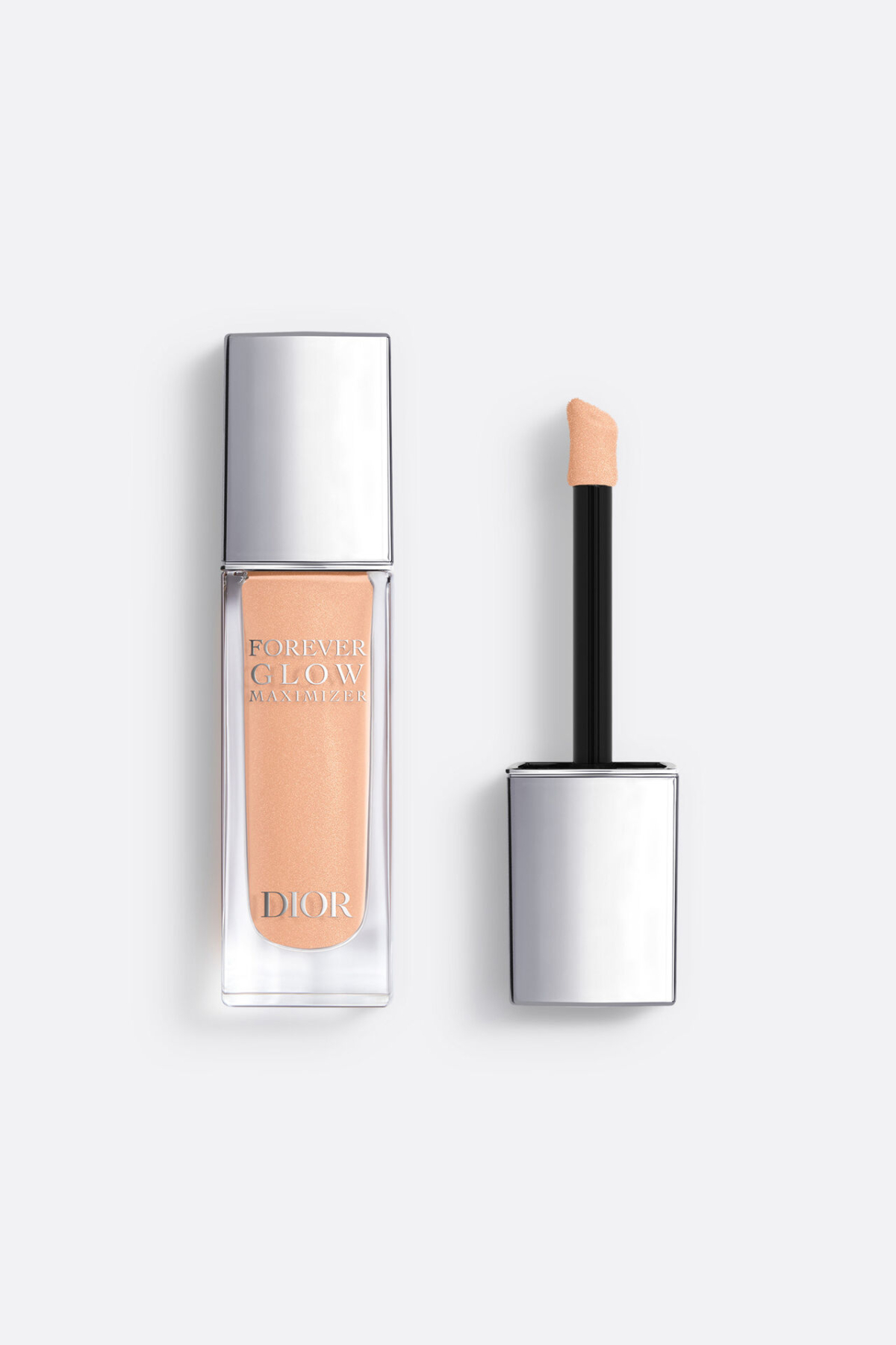 「Dior 恆久貼肌亮采光影液」結合了極致細膩的珠光粒子與 92% 天然成分，在瞬間提亮底妝的同時，更能憑藉鳶尾花萃取提供 24 小時的持續滋潤。