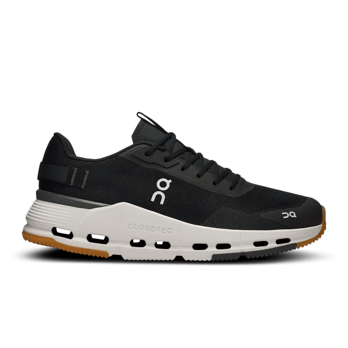 Cloudnova 比起一般運動鞋更偏向日常穿搭和造型感，特別適合喜歡運動混休閒風、又想兼顧舒適度的人。