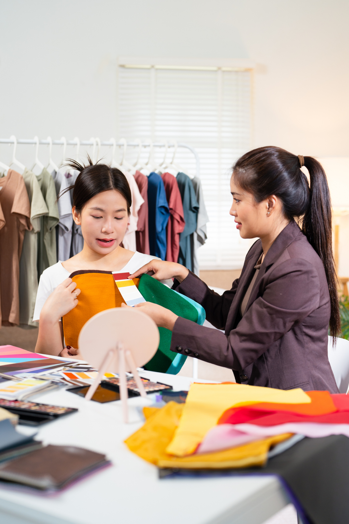 黃皮膚選衣服時，越靠近臉部越要選提亮氣色的顏色，例如奶白、米白、霧藍、豆沙粉、深藍和酒紅；較難駕馭的亮色則可放在下身或配件上，減少顯黃風險。