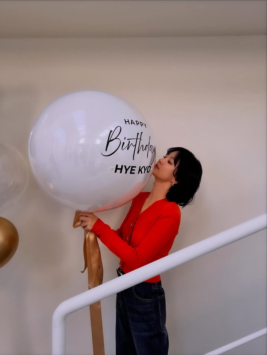 不用燙的短中髮想剪得好看，重點是選對下巴到鎖骨之間的長度、保留臉周層次、避免髮尾過厚，讓髮型就算自然吹乾也有線條感。