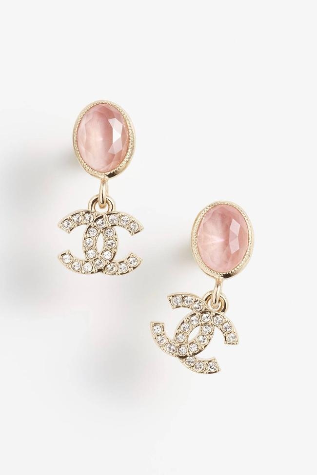 水晶元素亮度更高、存在感更強，特別適合約會、聚餐，或想讓整體造型更有重點的場合。