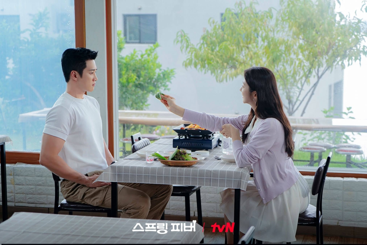 情侶吃飯想更自然加分，可以依感情階段選座位：曖昧期適合對坐或 L 型，熱戀期適合並排，穩定期則以舒服和互動需求為主。