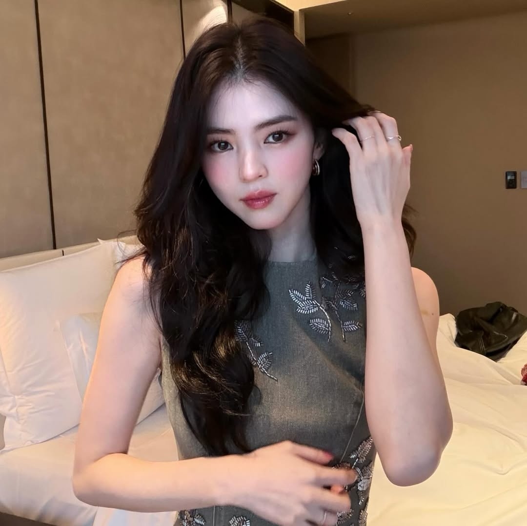 如果你不敢動後面的大面積頭髮，改一改瀏海也能像換了張臉！八字瀏海是修飾臉型的「神器」。