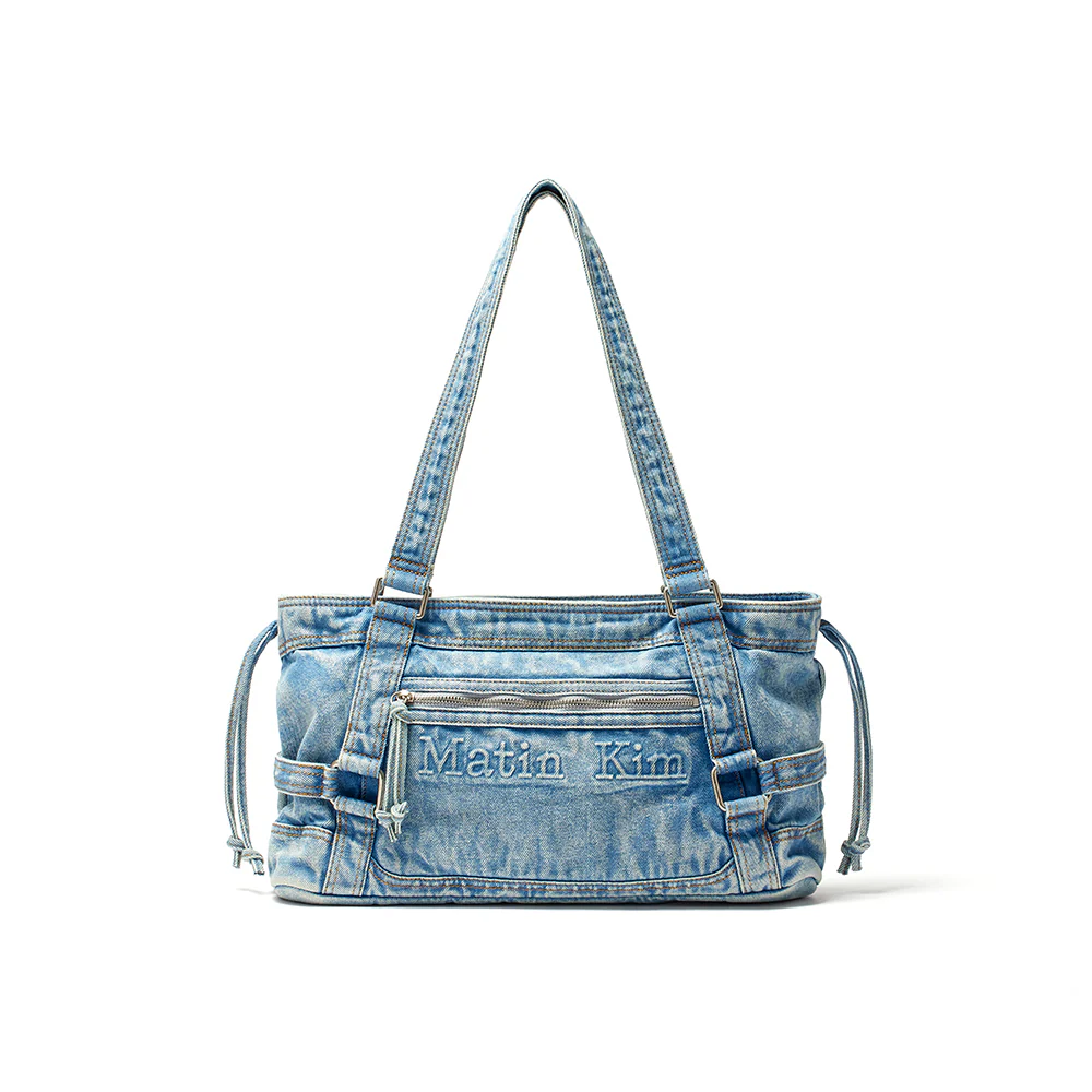 這款 Matin Kim 淺藍色水洗牛仔方包，完美揉合了復古街頭感與品牌標誌性的極簡美學。