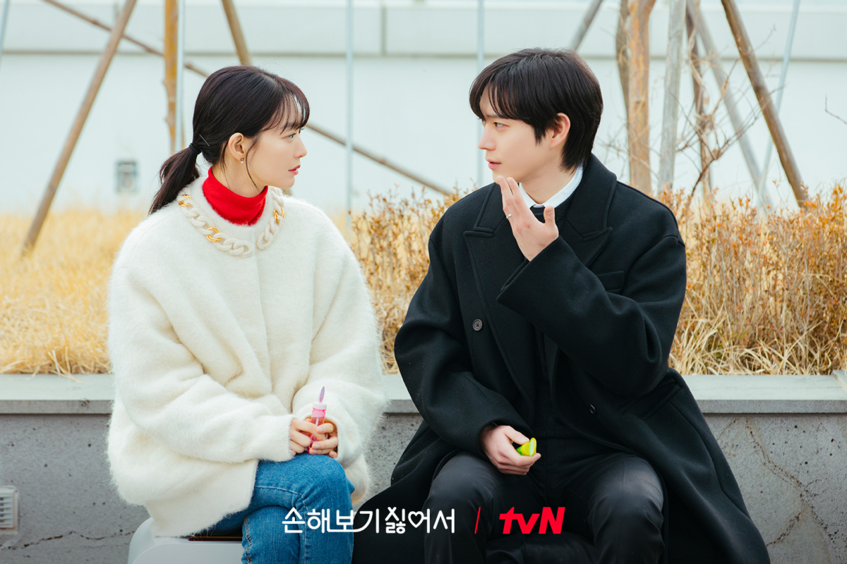 曖昧聊天最忌查問行蹤、連續追問和硬聊到沒話題，因為這些都容易令對方有壓力，反而破壞原本自然的好感。