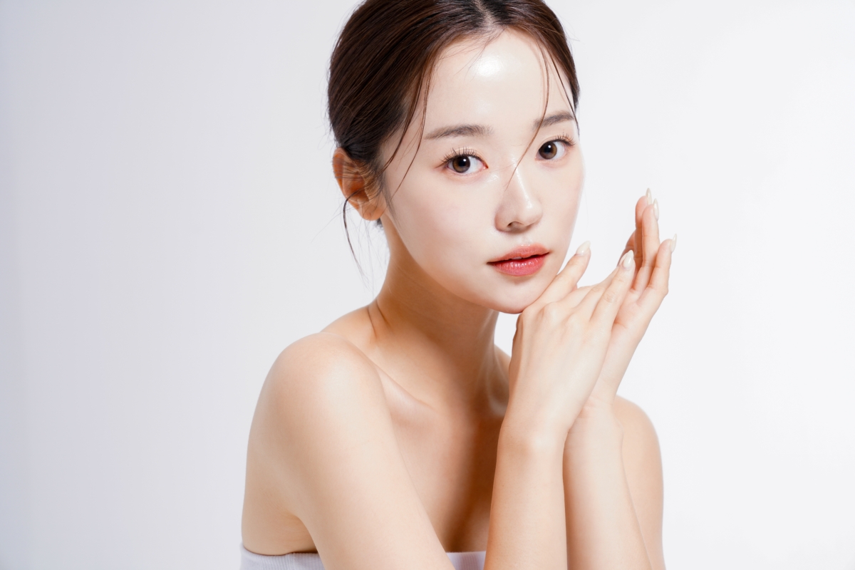 混合肌就是臉上同時有偏油和偏乾兩種膚況，通常 T 字位易出油，而兩頰、眼周和臉側則較乾。