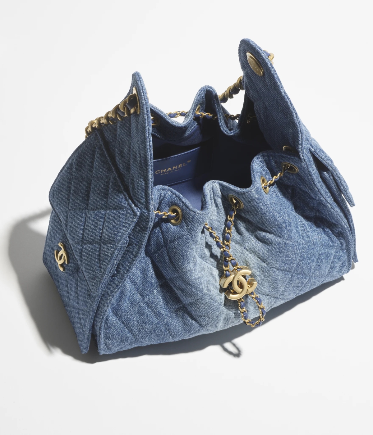 這款採用特殊洗水工藝打造的丹寧包，搭配金色金屬飾件，完美詮釋了丹寧面料的復古美感。