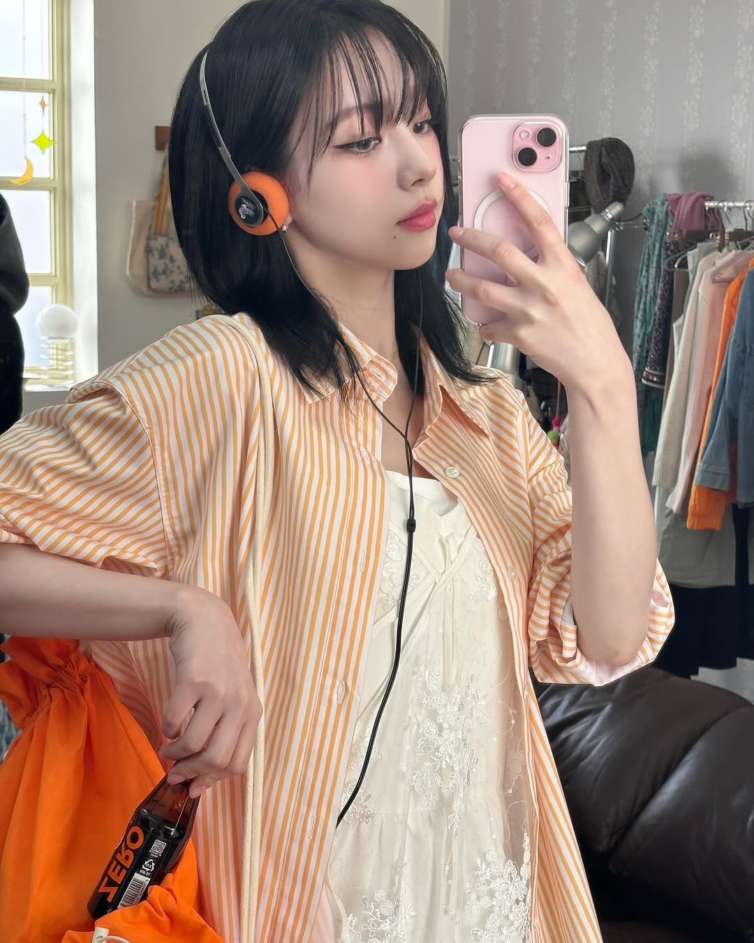 想讓對鏡自拍更有氛圍感，除了姿勢要自然，也可以善用閃光燈、道具、鏡子和取景位置，讓照片更有風格和記憶點。