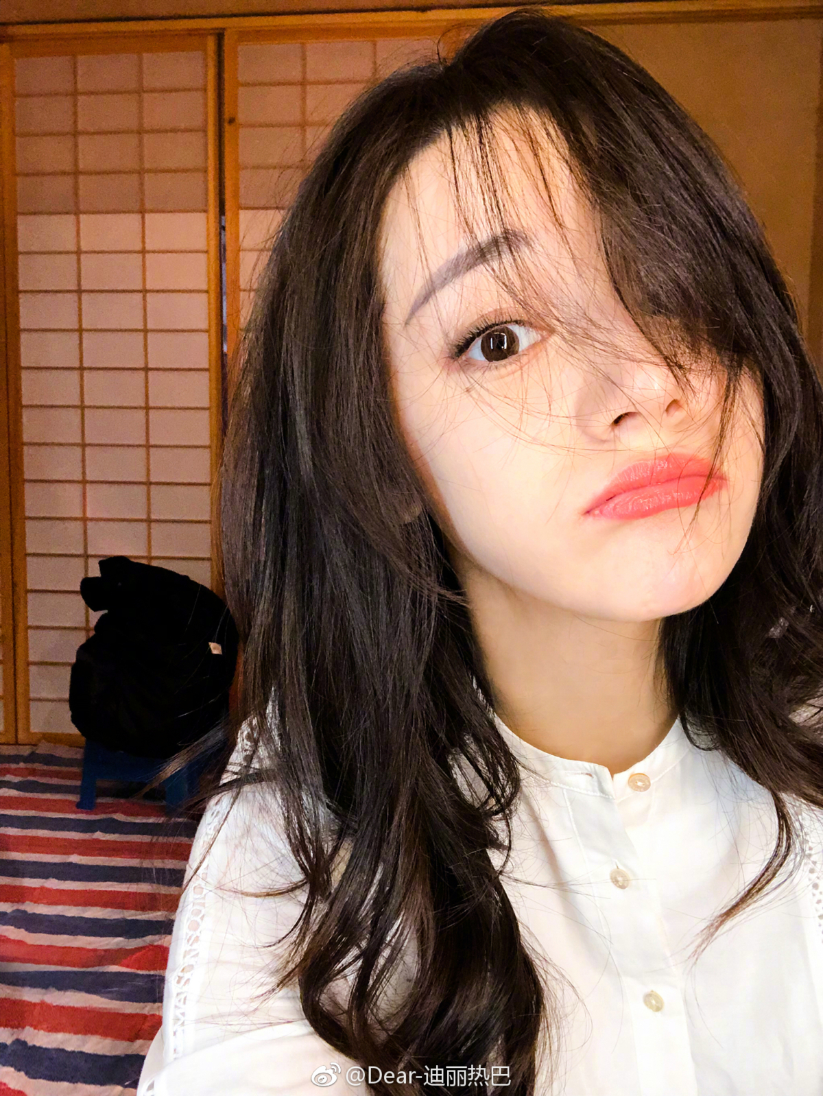 當瀏海長度介於蓋眼到鼻尖之間時，往往最尷尬，因為太短還不能自然分開，太長又還沒完全貼順。