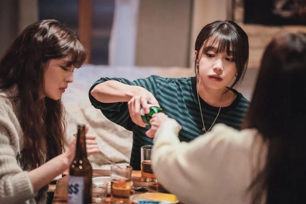 酒精本身含有熱量（每克酒精約 7kcal），但韓國人的聰明之處在於「選酒」。