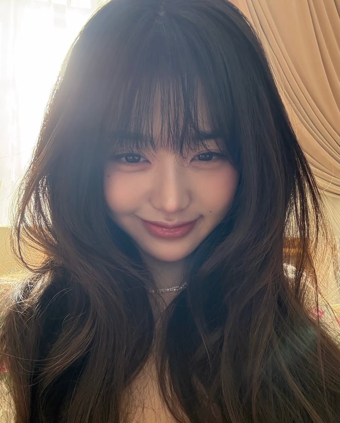 張員瑛以氧氣瀏海搭配八字弧度，打造出如真人芭比般的夢幻感。