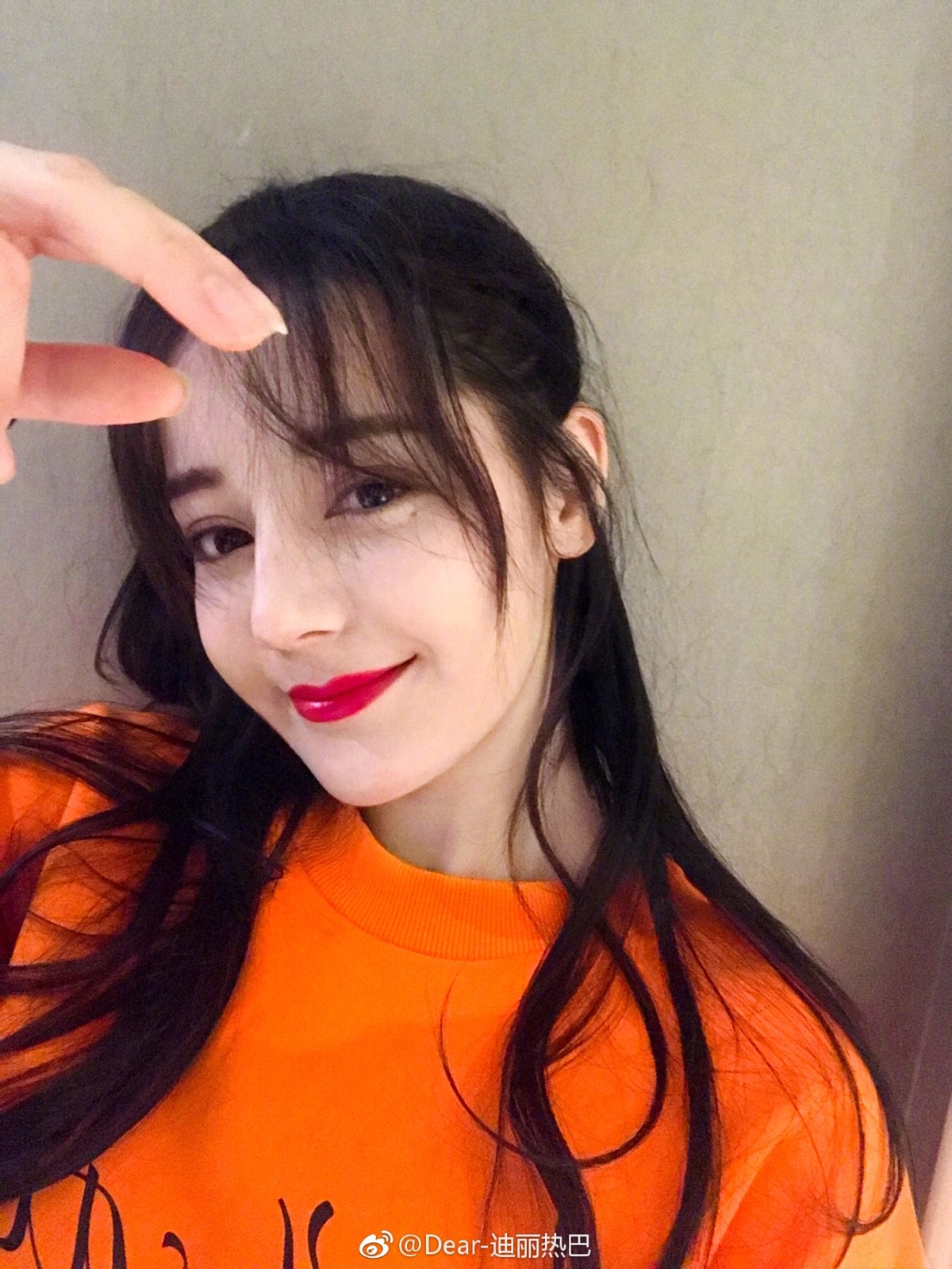 八字瀏海旁邊兩條要剪得自然，關鍵是抓好由短到長的漸層過渡，這樣才能順利連接瀏海和兩側長髮、不顯斷層。