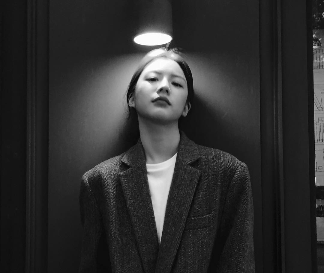 西裝外套早已不再侷限於傳統職場制服，只要放下「一定要穿成套」的念頭，你會發現它其實是衣櫃裡最彈性的單品。