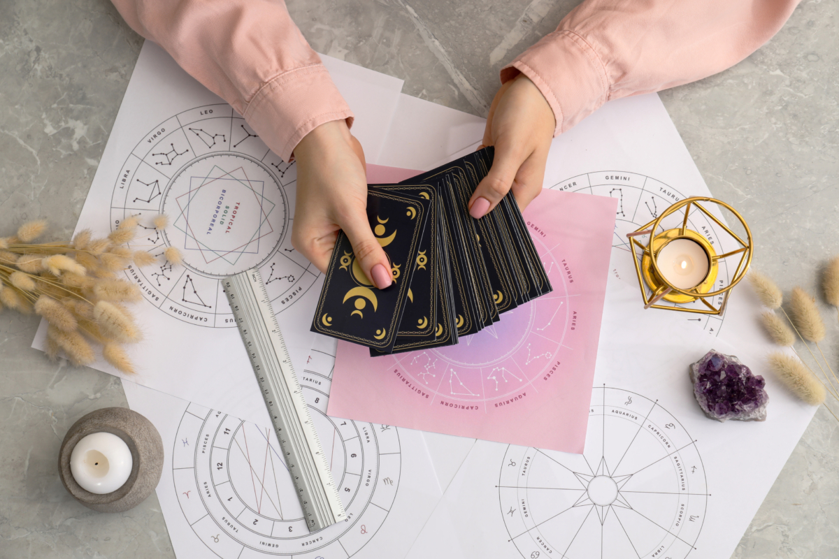 許多人認為塔羅占卜僅是預測未來的工具，事實上，它更像是一面鏡子，幫助我們釐清混亂的思緒，並在面對生活壓力時找到明確的解決方向。