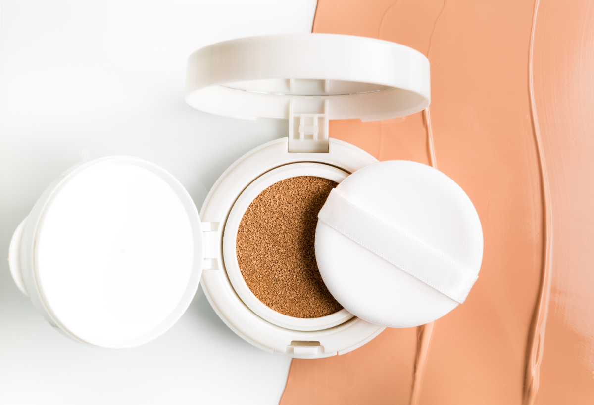 使用氣墊粉餅時，除了要少量疊加、做好卸妝，也別忽略粉撲清潔和盒蓋密封，這些都會直接影響妝感與使用狀態。