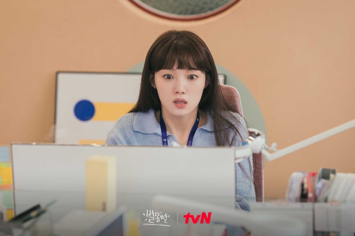 視像面試也要完整穿好全身，並注意上鏡配色、背景和光線，因為整體畫面感同樣會影響專業印象。