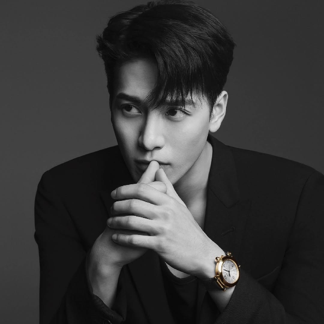 這種造型利用髮流方向打造出不對稱的動態感，一側俐落後梳、另一側留有隨性瀏海，是紅毯活動或需要展現氣勢時的絕佳選擇。