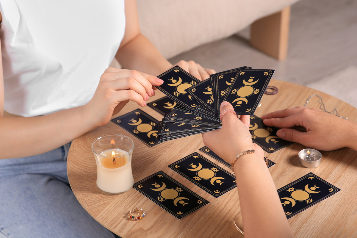 若需要分析人際關係或複雜的合作事務，七張牌的牌陣結構具備極高的靈活性。