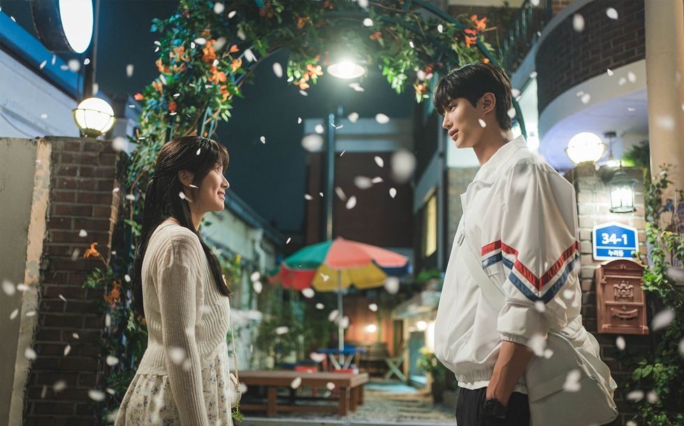 如果你們的關係比較輕鬆，或是正處於曖昧期，運用一些帶有諧音梗或俏皮比喻的「土味情話」，可以製造不少趣味。