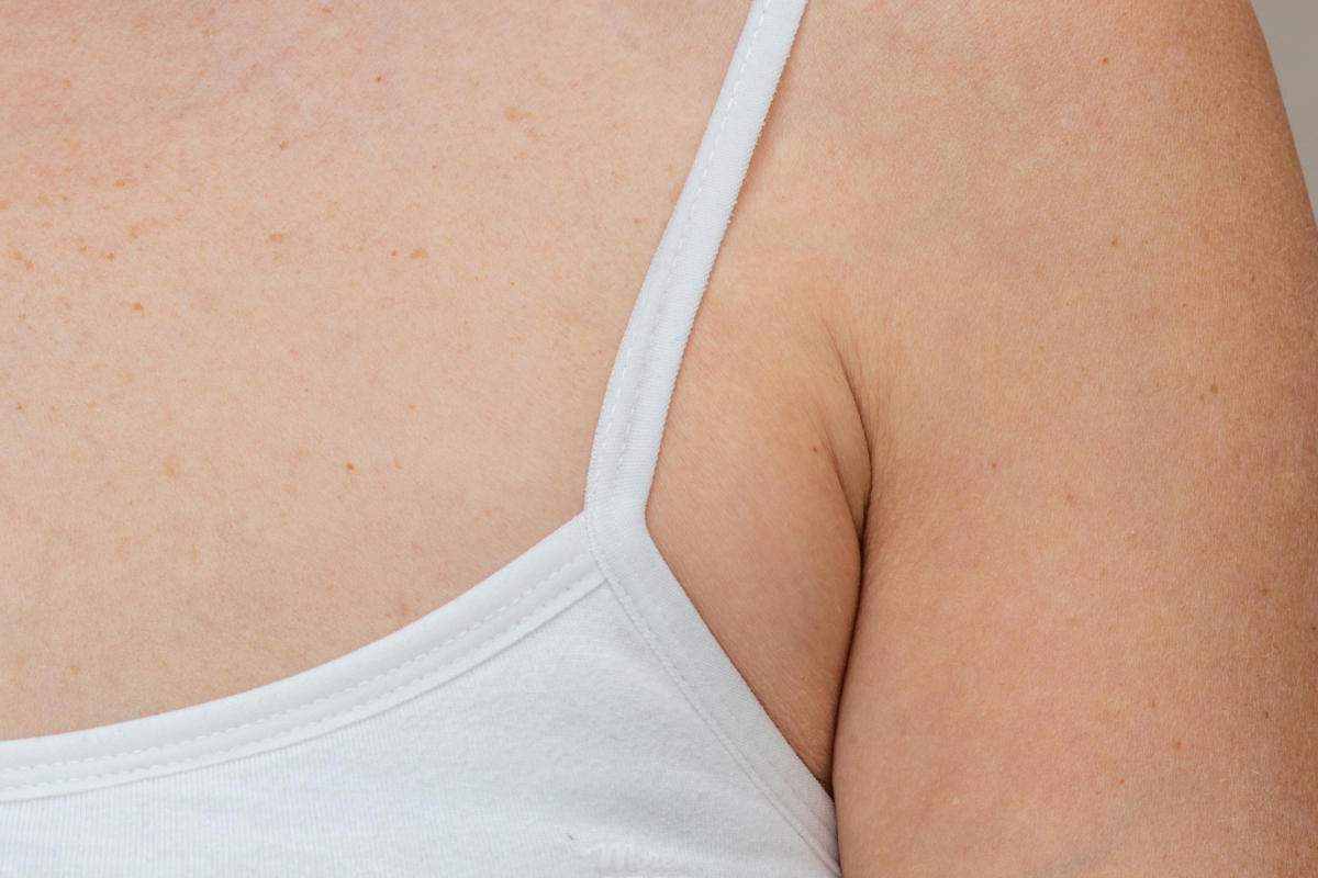 有副乳不是不能穿細肩帶背心，而是要更注意包覆力、側邊剪裁和布料，選對款式一樣可以穿得好看。