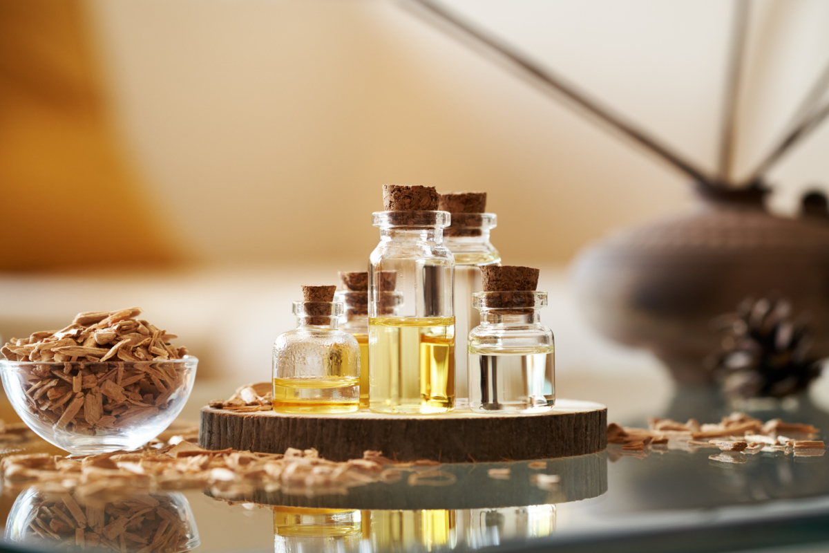 使用香薰油前要先看清成分和用途，避免直接塗皮膚、長時間密閉擴香或忽略刺激反應，這樣用起來才會更安全舒服。