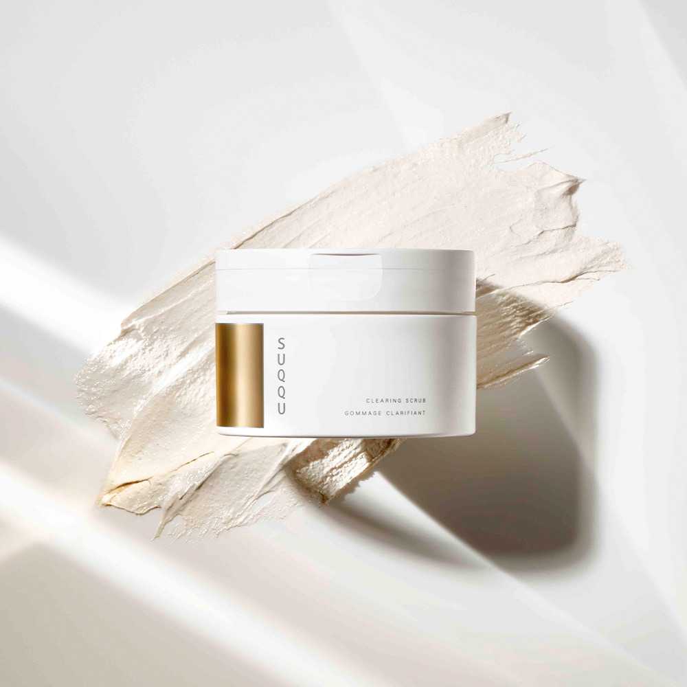這款SUQQU毛孔凈澈面部磨砂膏在洗完後肌膚完全不刺痛，反而像剝殼水煮蛋一樣柔嫩透亮，讓妳輕輕鬆鬆就能拋出充滿高級感的「發光肌」！