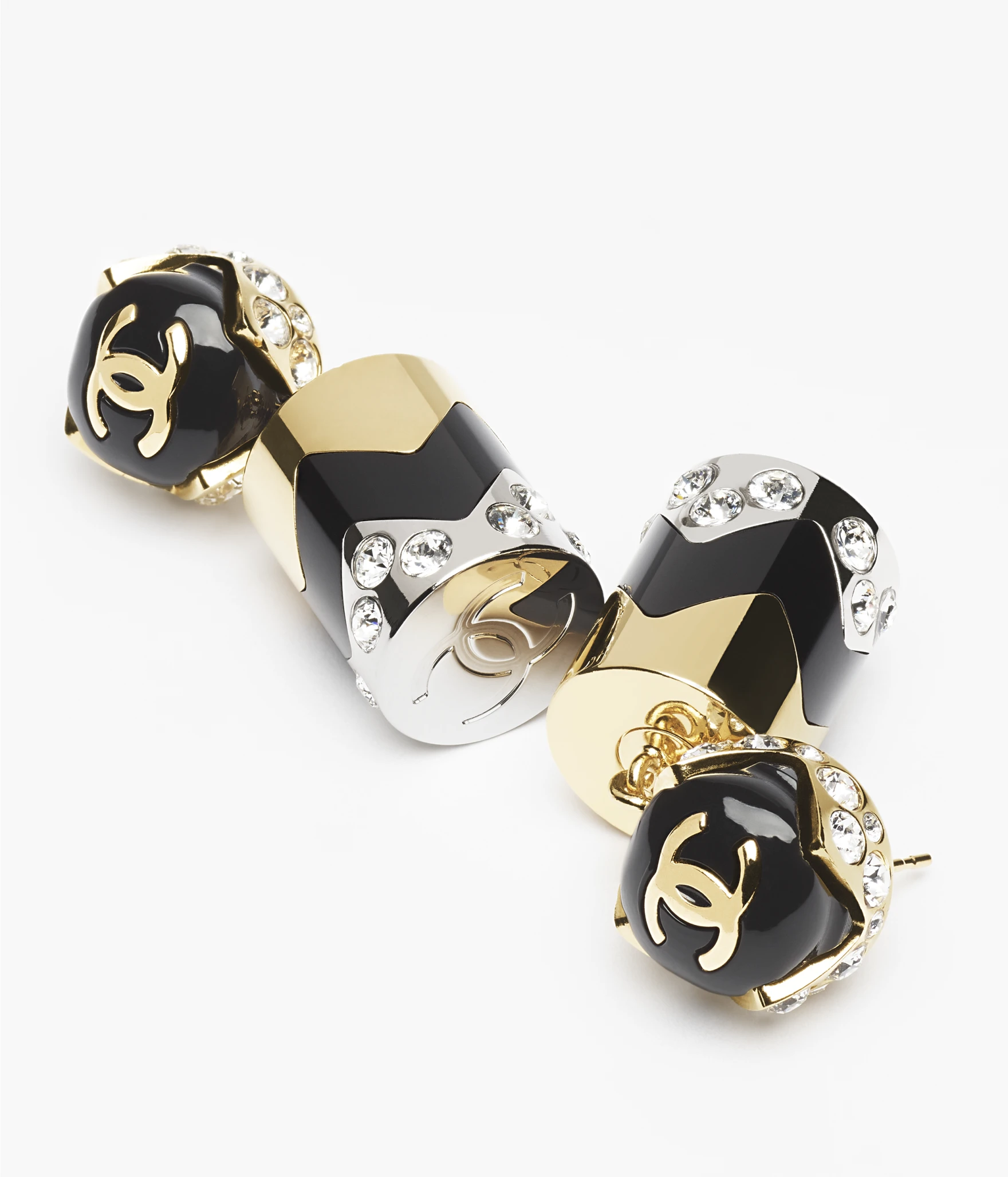 黑金或金屬設計通常更適合俐落、成熟或偏簡約時髦的穿搭風格，整體感覺也會更有個性。