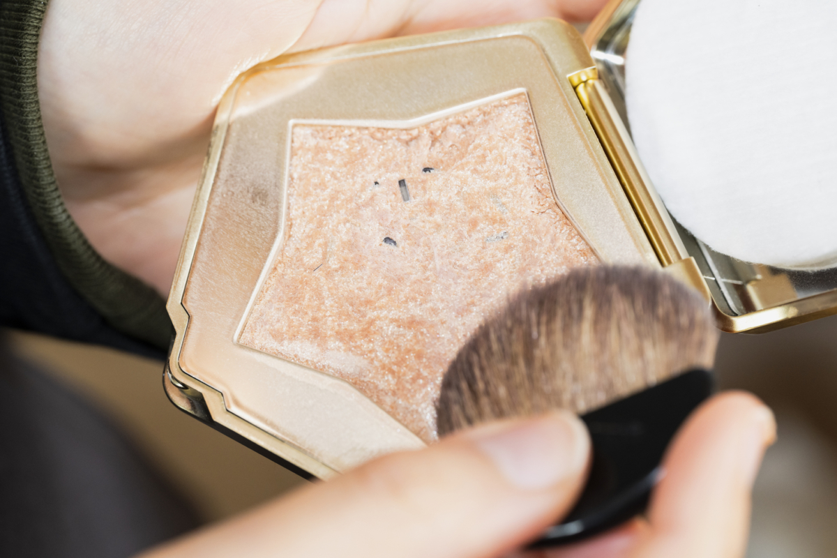 高光質地選得對，妝效才會更自然；一般來說，粉狀適合新手和油肌，膏狀適合自然光感妝，液狀則更適合局部提亮。