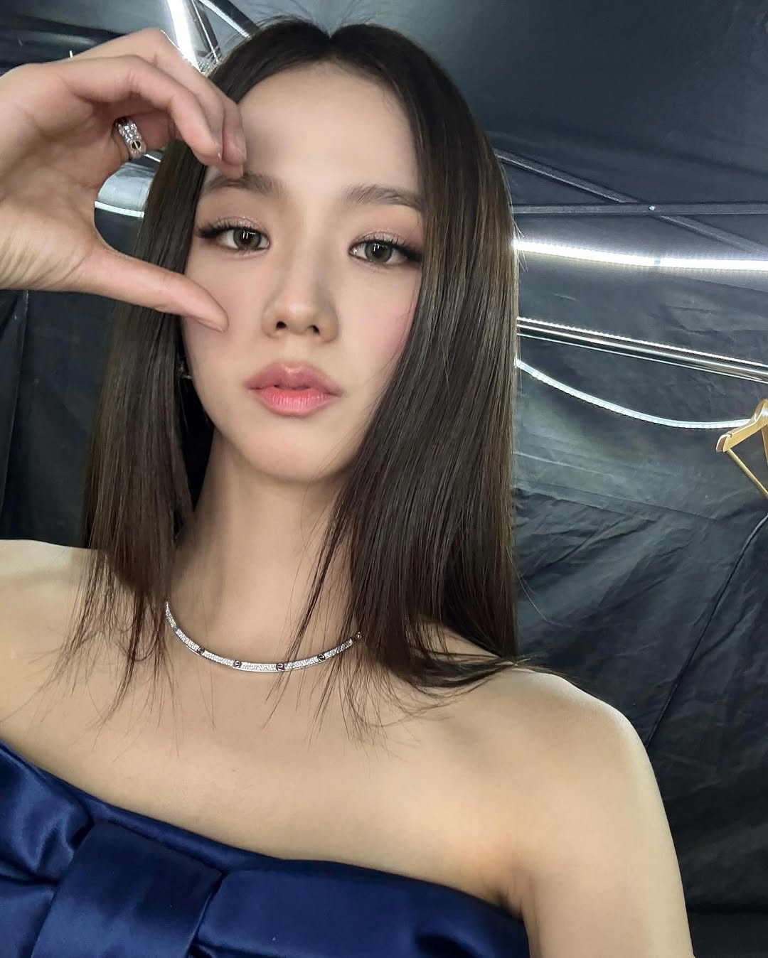 2026 美感趨勢強調回歸自然骨相與臉型比例，比起過度修飾，更重視依照自身臉型選對髮型、修容和配件來放大個人特色。