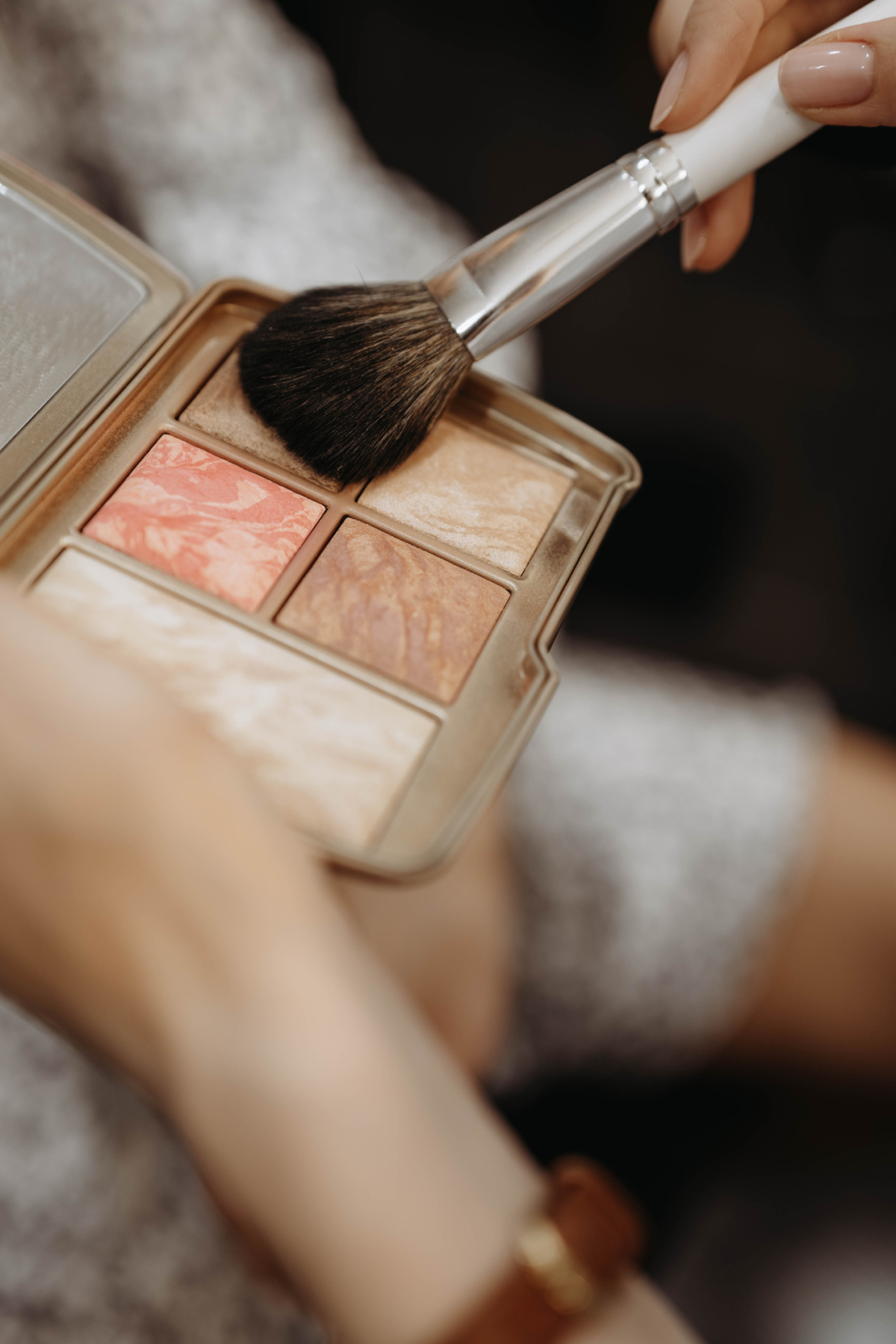 高光除了分質地，也可按妝感來選，啞光偏自然修飾、珠光最適合日常提亮，閃片型則更適合局部點綴和加強妝感。