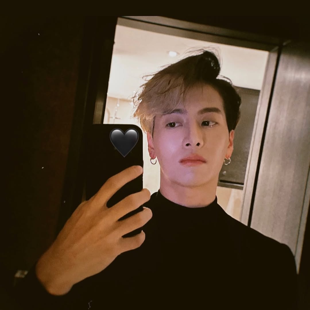 這款髮型擁有極致的側分比例，透過分線來強調髮流的厚度與層次。