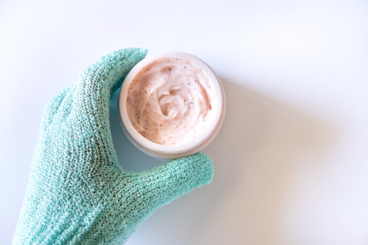 當妳追求更溫和的觸感時，除了考慮顆粒的大小，也可以選擇質地較為細緻的天然原料。