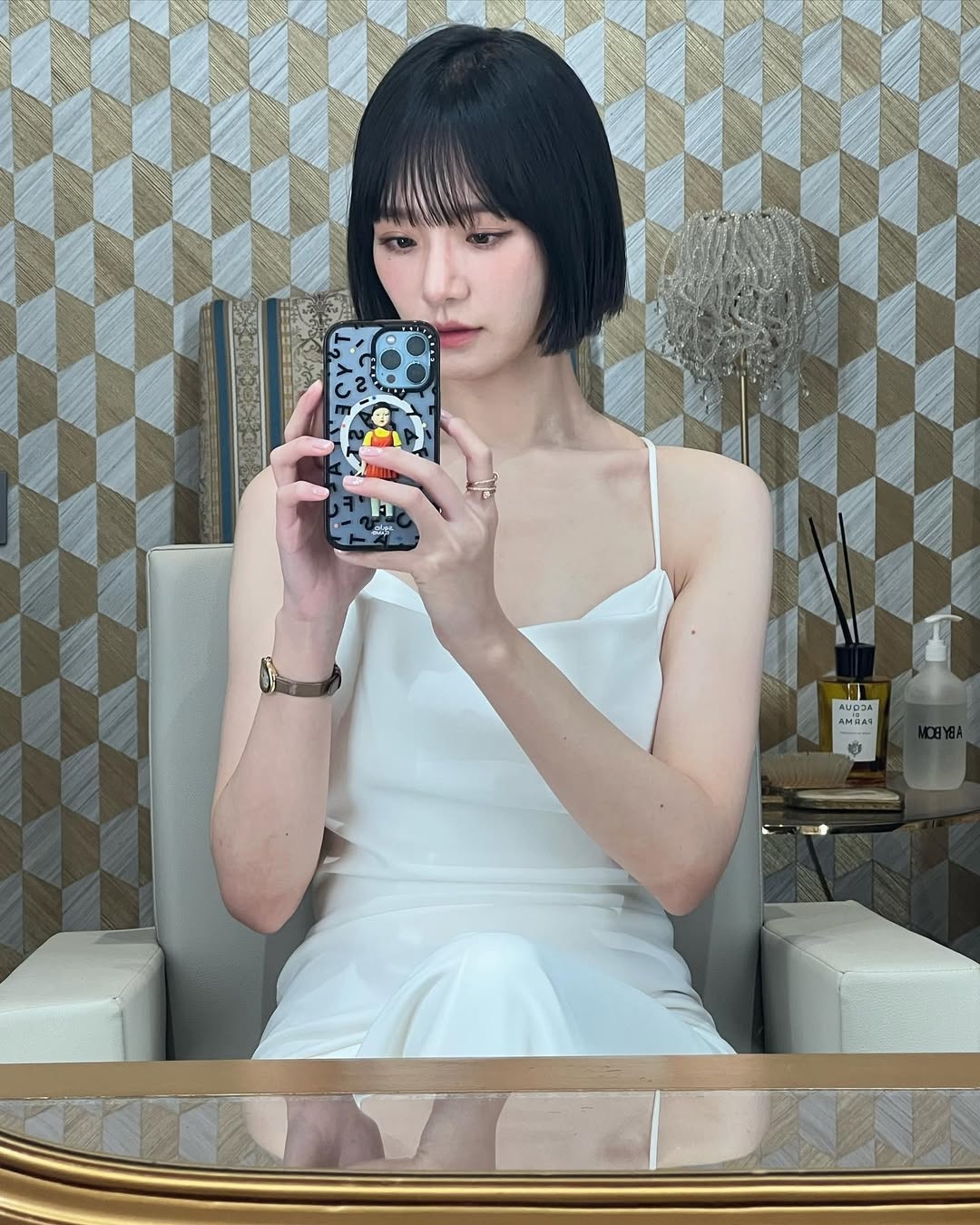 如果你追求的是那種時尚、乾淨的線條，這款短髮非常適合你。雖然叫一刀切，但建議分段完成。