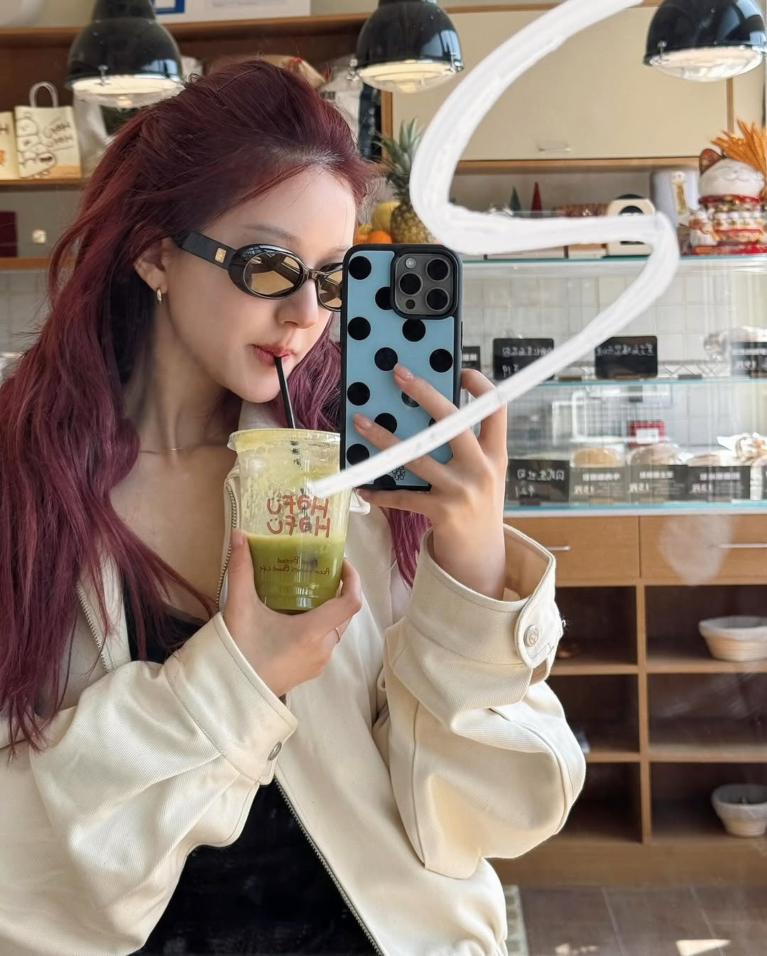 對鏡自拍想更上鏡，關鍵不是亂擺姿勢，而是先拿對手機高度、調好拍攝角度，再配合自然眼神，照片就會順眼很多。