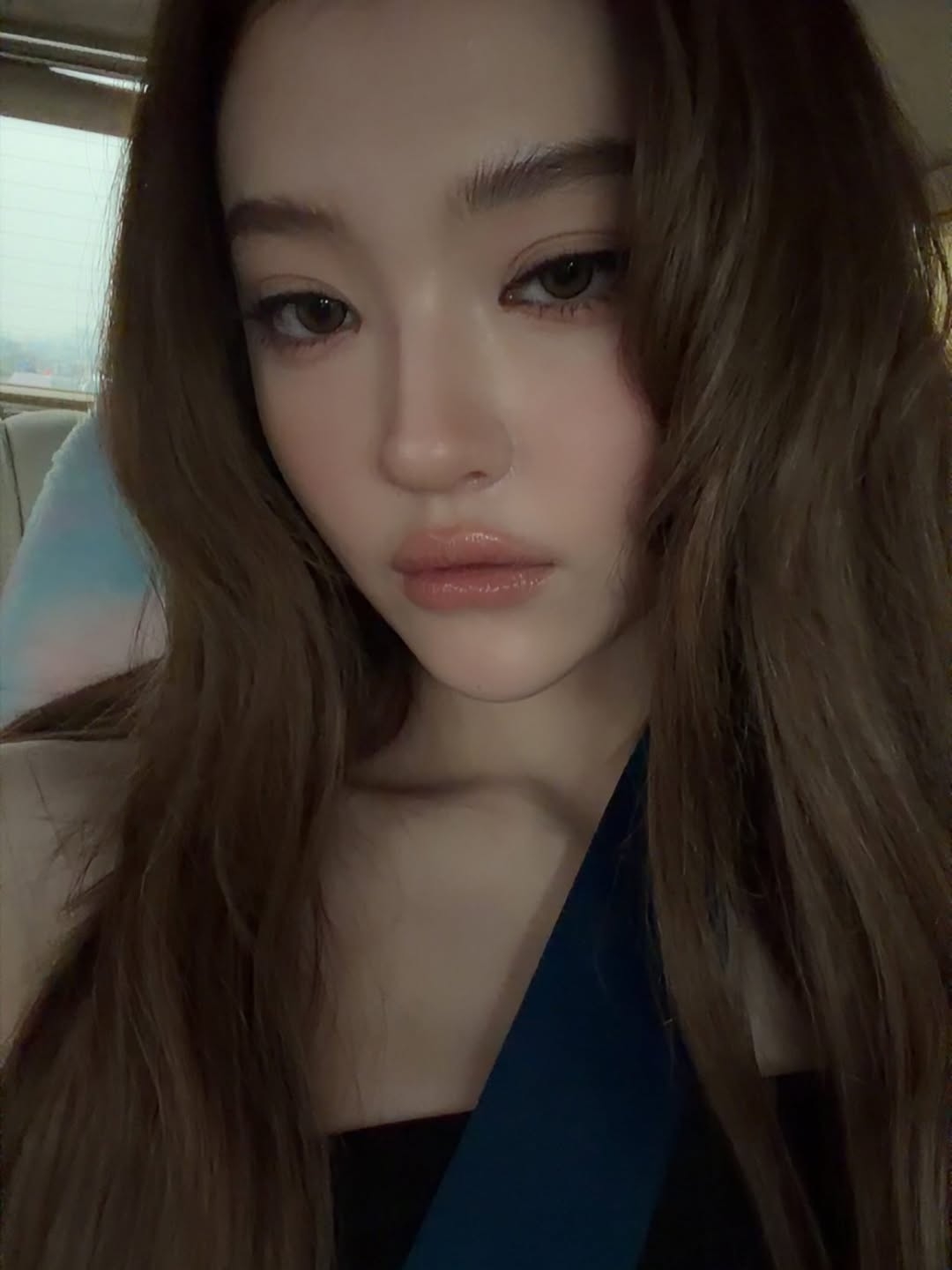 她的日常穿搭也成為年輕女性爭相效仿的範本。無論是簡約的黑色連身裙，還是充滿 Y2K 風格的混搭造型，Ella 都能穿出屬於自己的獨特韻味。