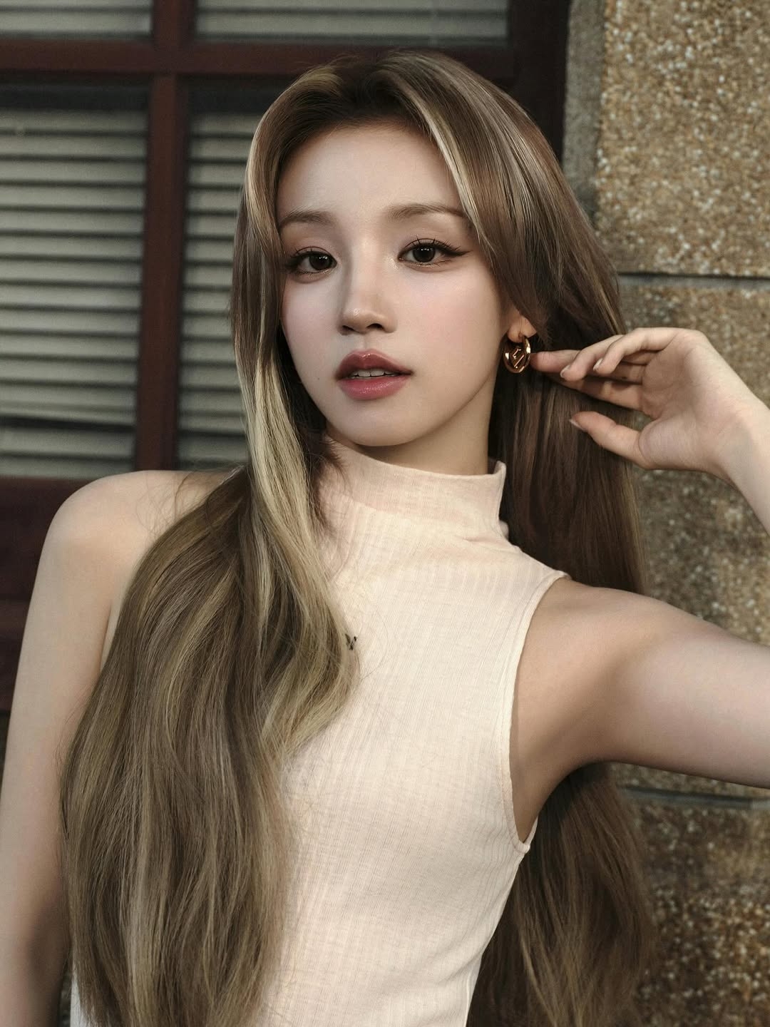 這款設計結合了「面部框架染（Money Piece）」的技巧，將最明亮的線條集中在臉頰兩側。