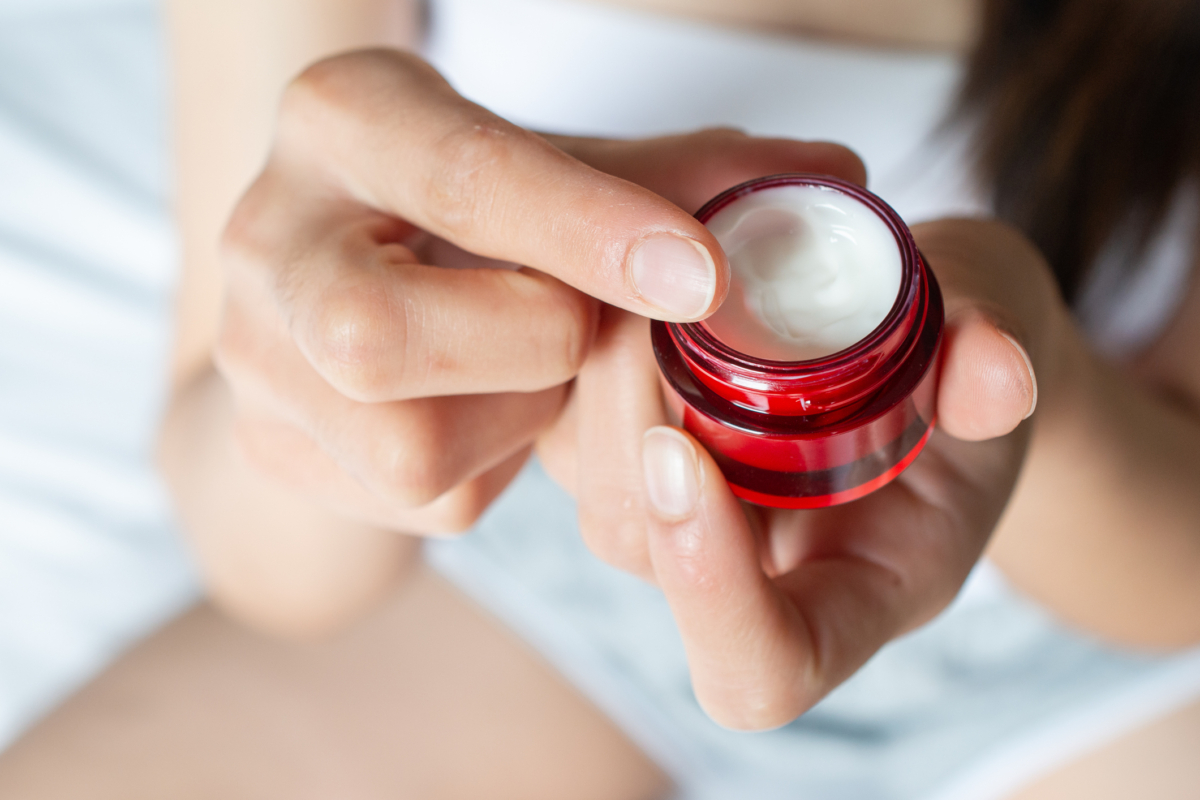 BB霜受歡迎，主要因為它能一次完成修飾膚色、輕度遮瑕和自然底妝，讓上妝更快速方便，很適合日常使用。