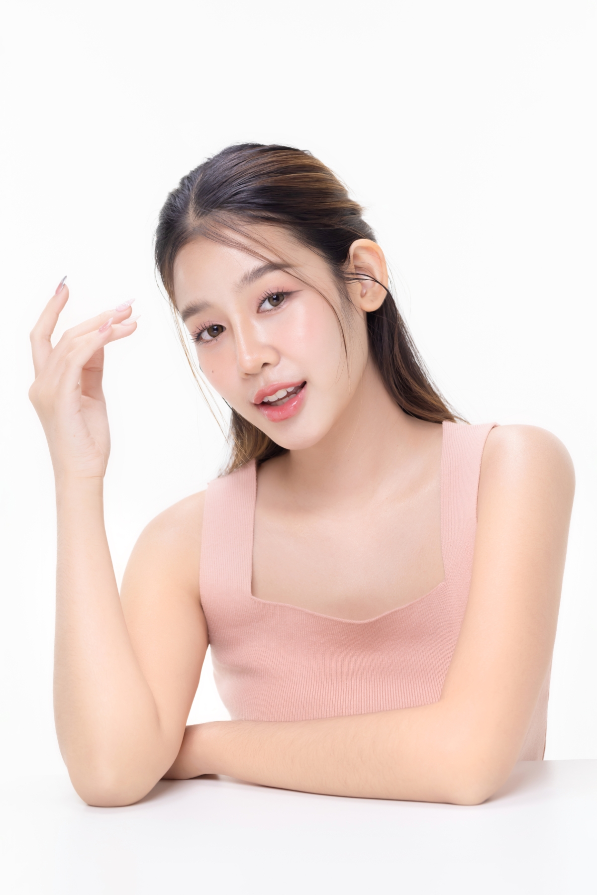 骨相打亮偏自然立體，順著臉部骨骼線條提亮；碎鑽光則多一點細緻閃感，能讓妝容看起來更精緻有亮點。