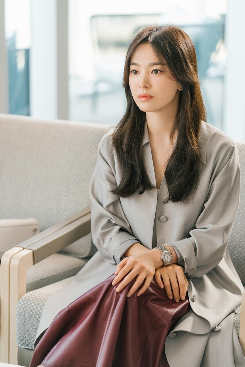 八字瀏海的特點是中間較短、兩側較長，髮絲會順著臉部自然向外打開，形成像「八」字一樣的弧度。