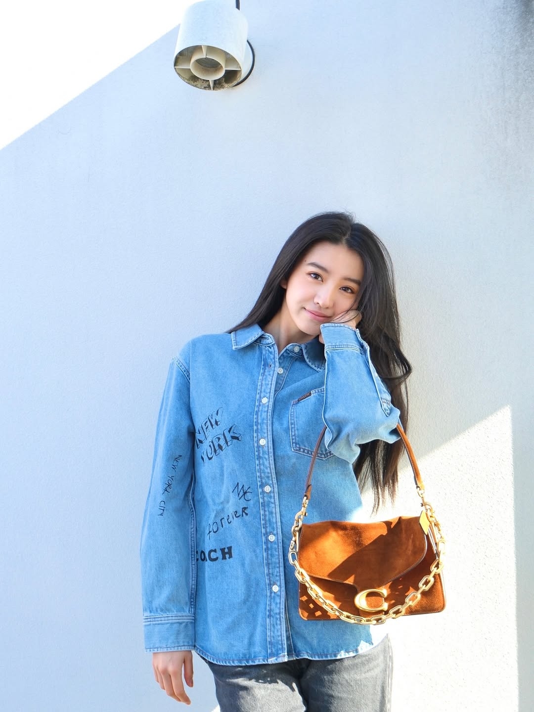 Coach 手袋新款在 2026 年特別受歡迎，主要因為設計更耐看實用、質感和包型明顯升級，也更容易自然融入現在的日常穿搭。