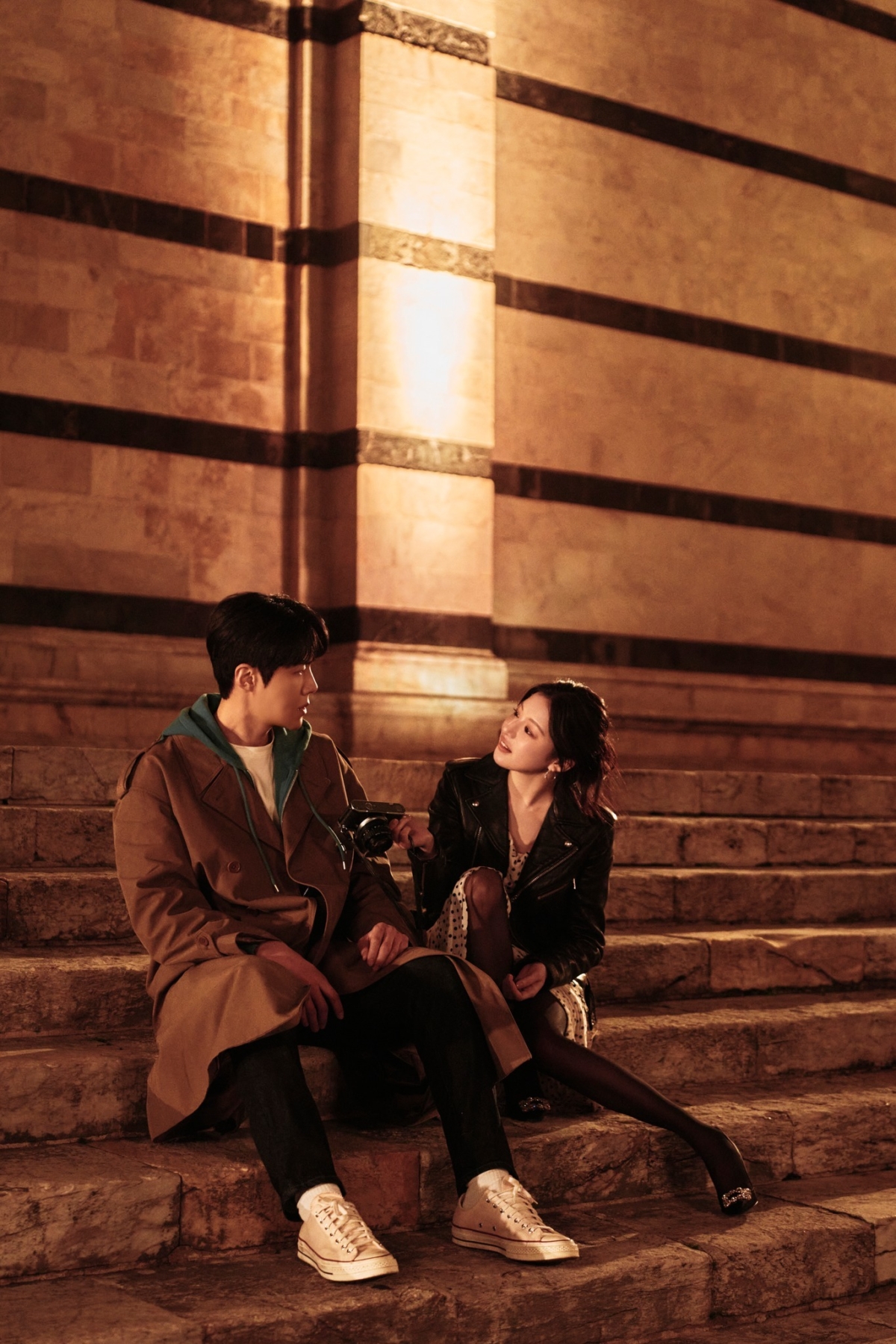 想聊天聊出感情，可以按關係深淺慢慢從初印象、回憶、有趣話題，聊到感情觀和未來想法，讓對話自然升溫。