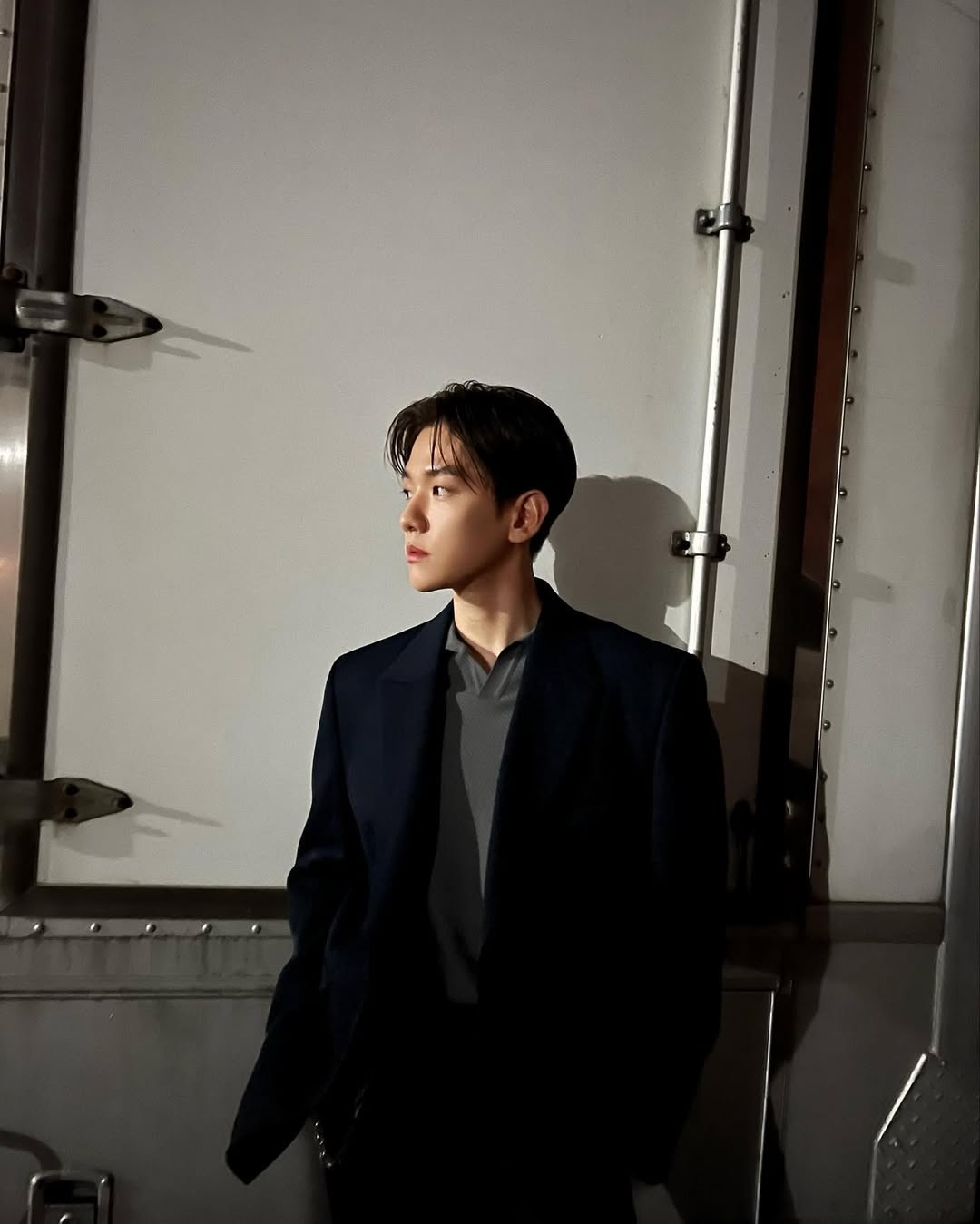 在参加户外婚礼、草坪酒会或亲友的毕业典礼时，Smart Casual 是得体且不出错的方案。