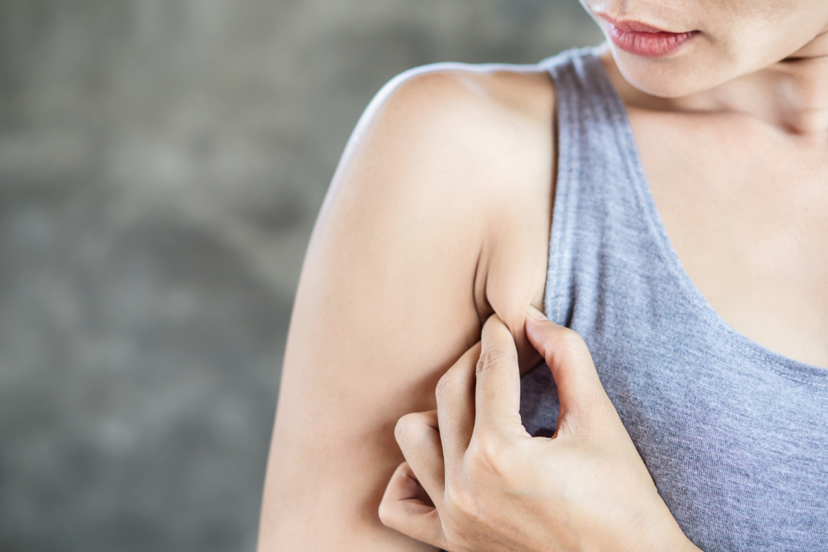 穿背心時副乳特別明顯，通常不只是脂肪問題，而是和內衣包覆力不足、背心剪裁不對，以及體態把胸側線條放大有關。