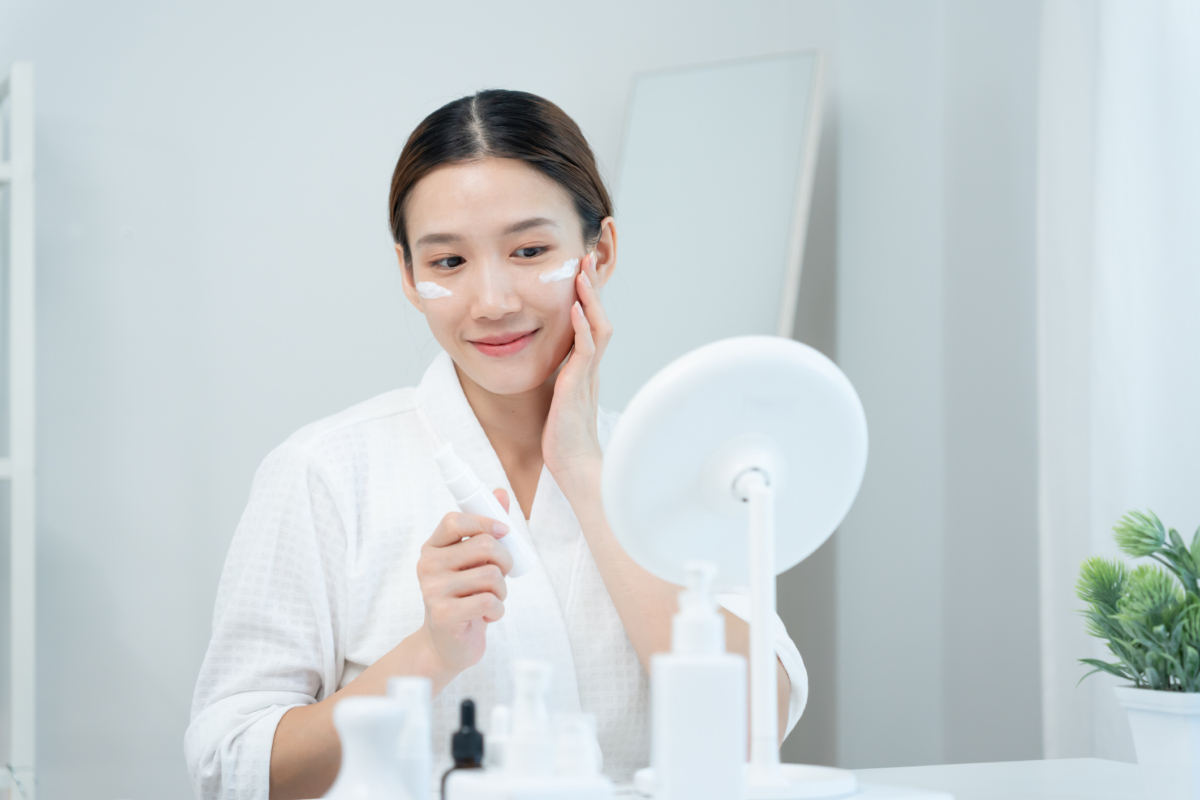 眼霜通常建議在化妝水和精華後、面霜前使用，這樣較能讓眼周保養先貼膚吸收，也不易被後續厚重質地影響。