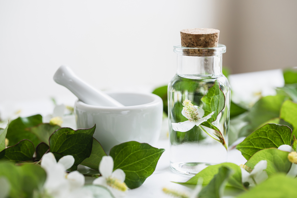 魚腥草雖常見於舒緩保養品中，但不代表完全不會刺激，使用前仍應先做局部測試，膚況嚴重不穩時也不應把它當成醫療替代。