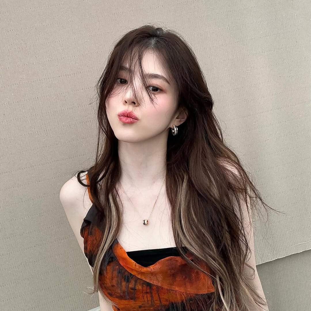 菱形臉的特徵是顴骨最寬、額頭和下巴相對較窄，整體輪廓立體分明，也很有個性。