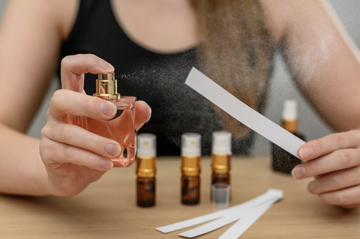 香水裡常有廣藿香，主要因為它很適合作為基調，能增加香氣的深度、層次和留香感，讓整體味道更穩、更有質感。