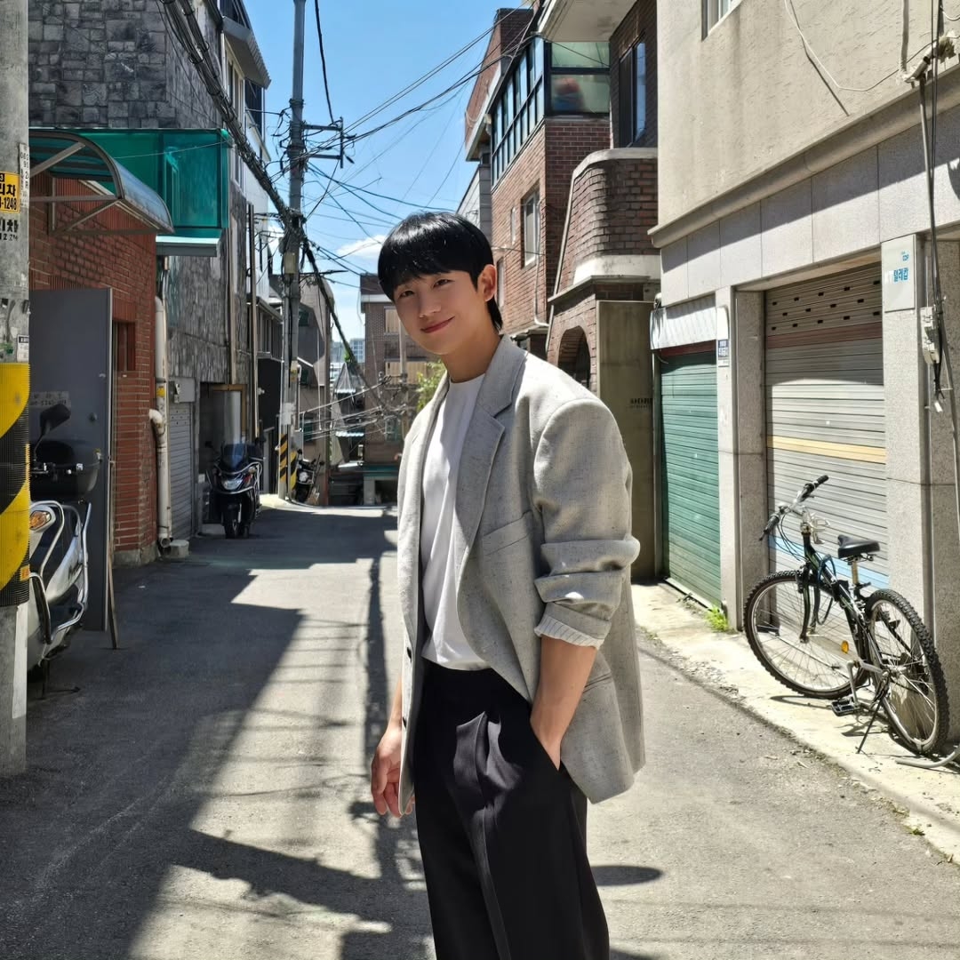 Smart Casual介於正式與休閒之間，適合上班、社交或約會，展現出專業且俐落的個人形象。