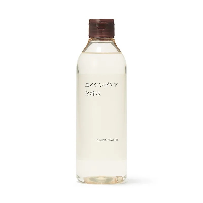 它把所有你需要的營養——抗氧的維 C、抗老的視黃醇、保濕的米糠發酵液通通裝在一起了。不用複雜的疊擦，洗完臉後拍上它，你會發現皮膚的質感變得很細緻。