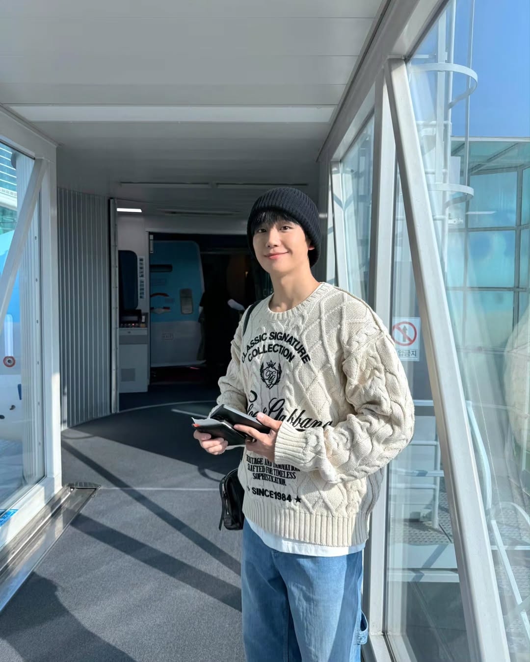 圓領設計能在視覺上給人溫柔無害的親近感，非常適合在春秋季節單穿。